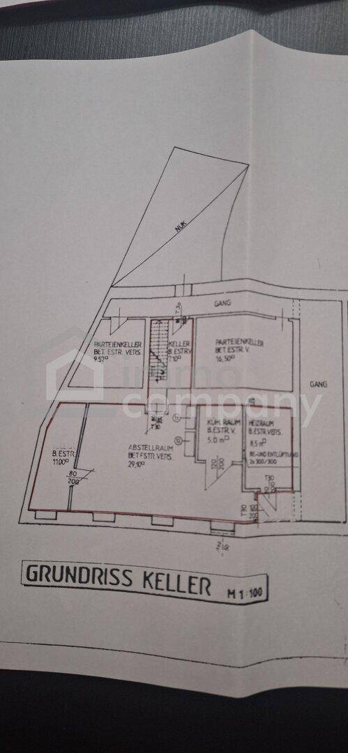 Detaillierter Grundriss des Kellers mit verschiedenen Lagerräumen, Technikbereich und Treppenhaus.