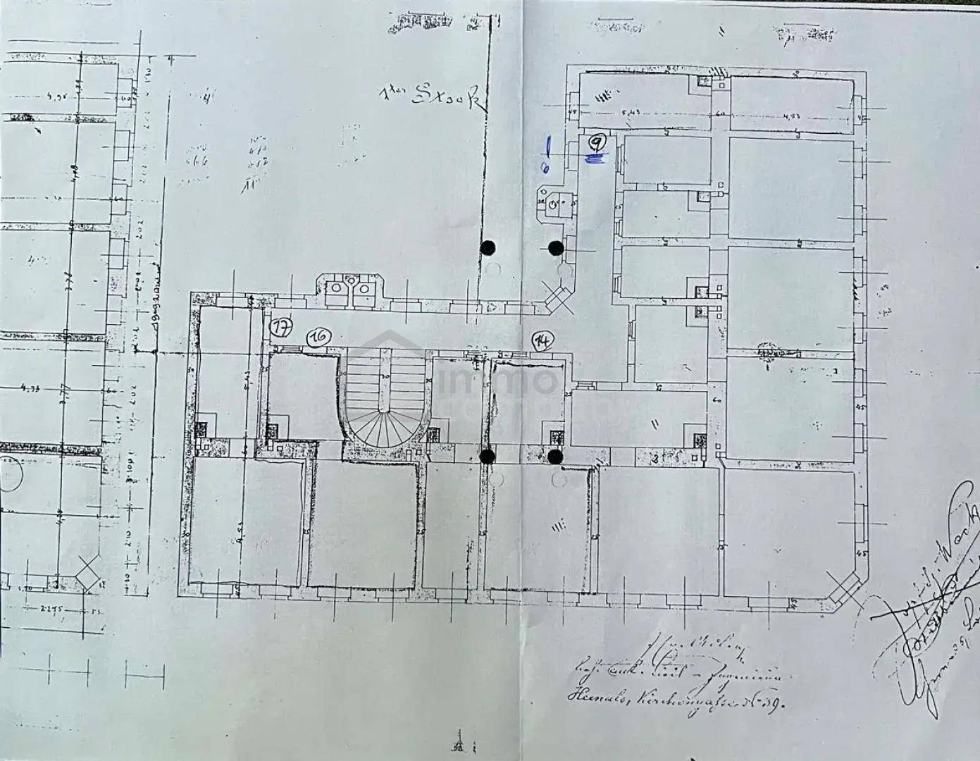 Handgezeichneter Grundriss eines Gebäudes mit mehreren Räumen und Treppenhaus.