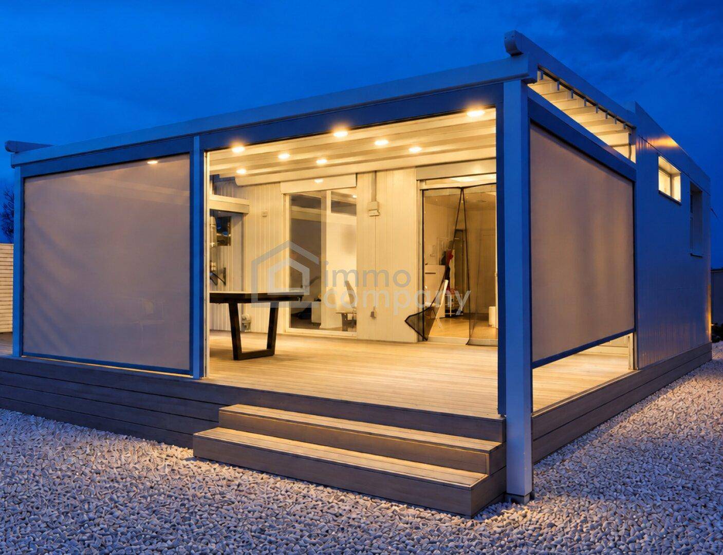 Beleuchtete Holzterrasse am Abend mit ausfahrbaren Seitenwänden und gemütlicher Atmosphäre.