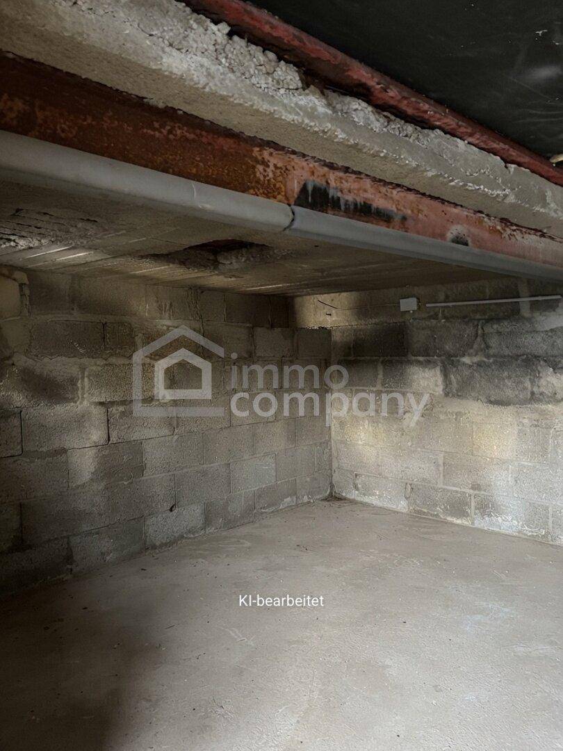 Kellerraum mit Betonwänden und -boden, bereit für den Ausbau oder als Lagerfläche.