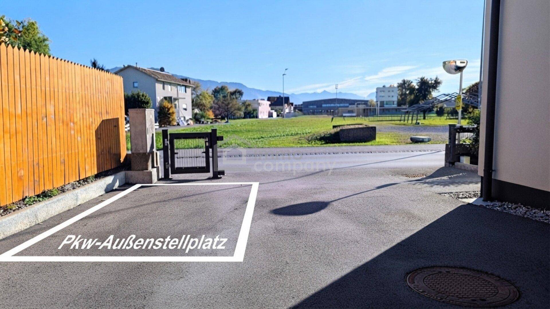 Außenstellplatz für ein Fahrzeug mit klaren Markierungen und Blick auf die Umgebung.
