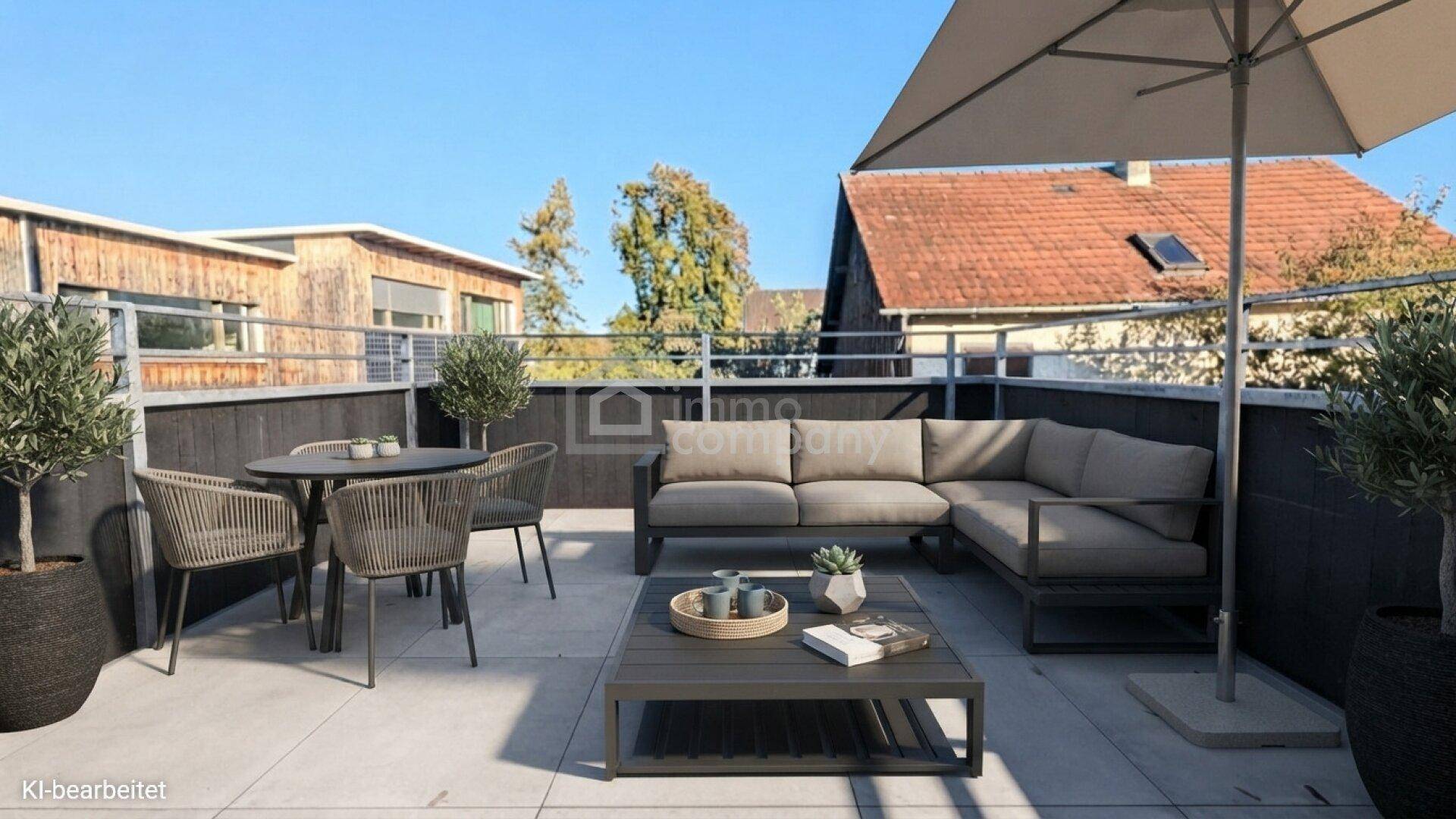 Große Dachterrasse mit moderner Lounge-Möblierung und Sonnenschirm, ideal zum Entspannen.