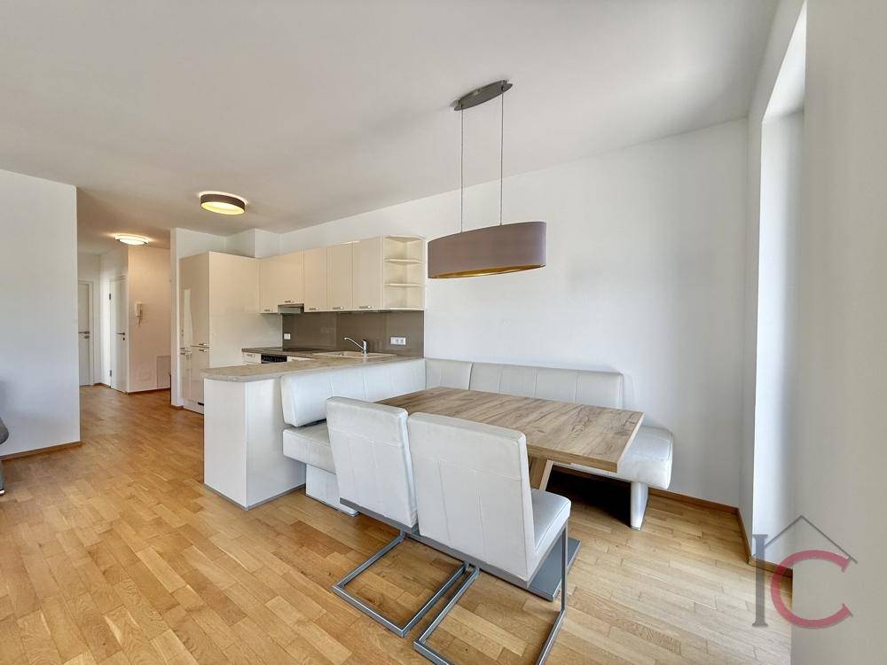 Essbereich mit bequemer Eckbank und modernem Holztisch, direkt an die Küche angrenzend.