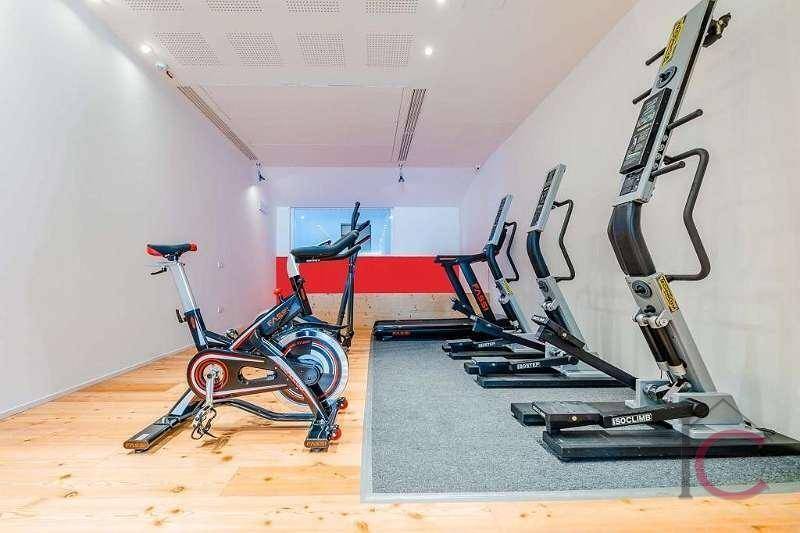 Auswahl an modernen Fitnessgeräten in einem gut ausgestatteten Trainingsbereich.