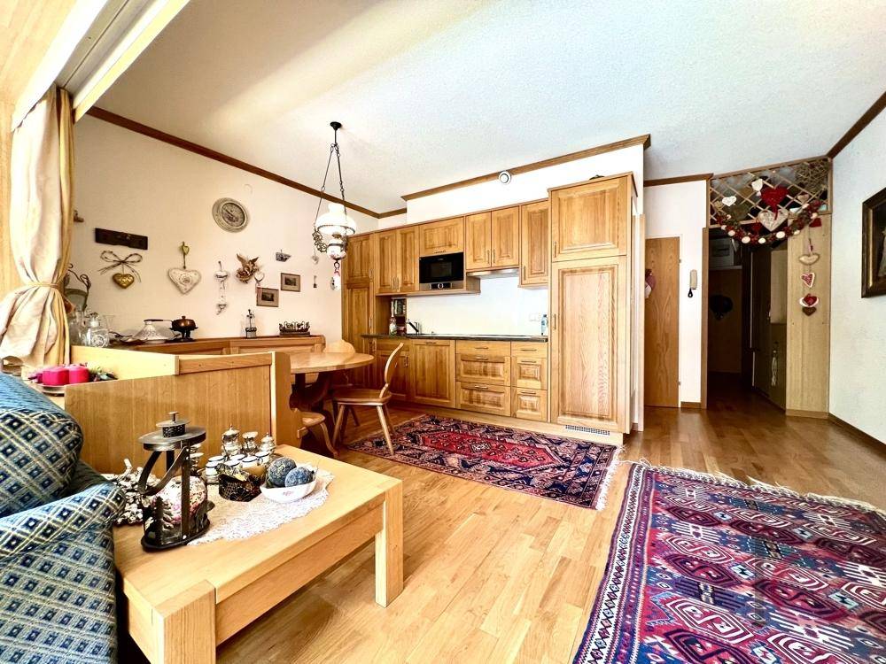Traditionelle Holzküche mit integriertem Essbereich und rustikalen Möbeln, ideal für gesellige Mahlzeiten.