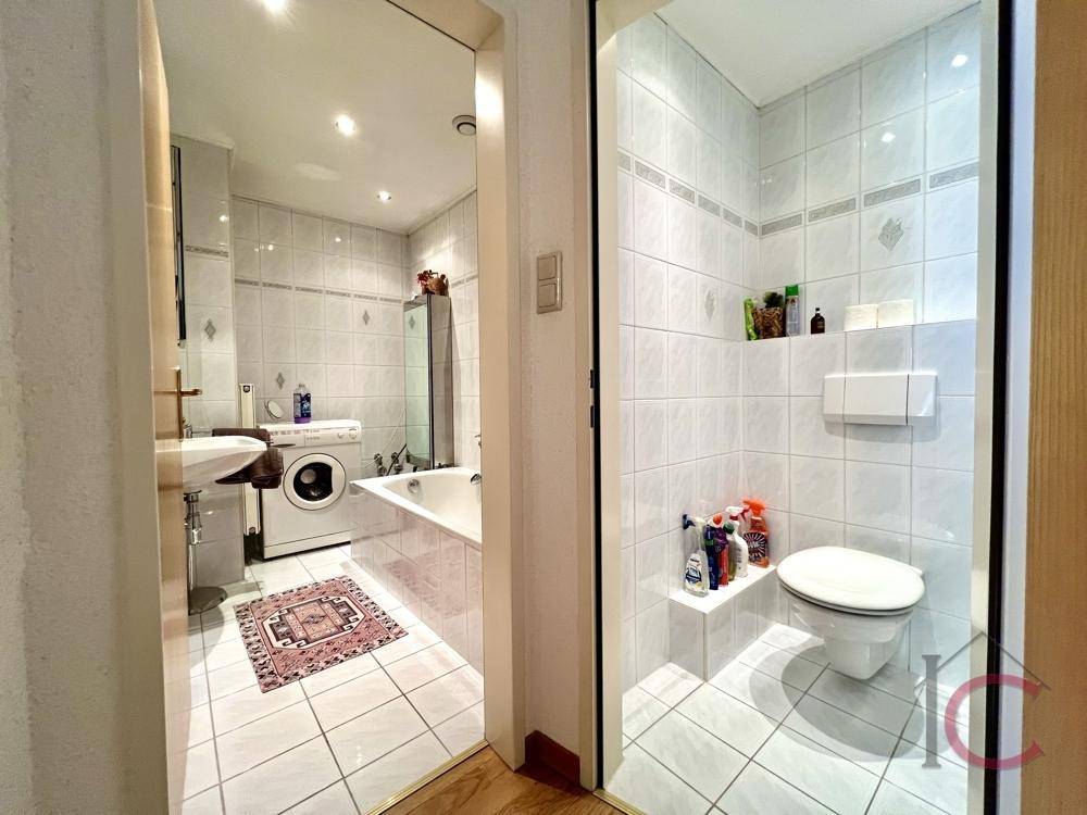 Flur mit Zugang zum Badezimmer und separatem WC, praktisch angeordnet.