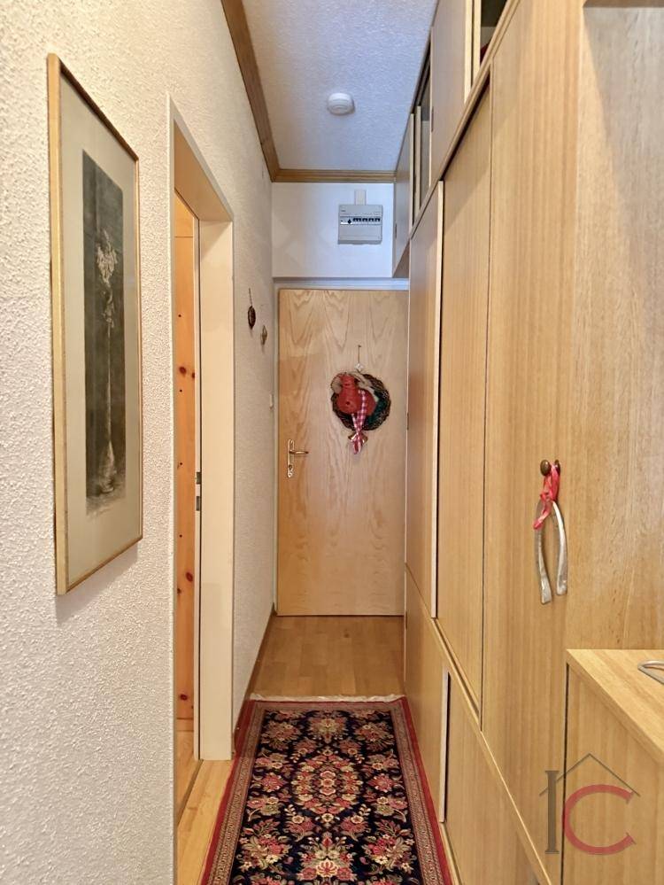 Praktischer Flur mit Einbauschränken aus Holz, bietet viel Stauraum.