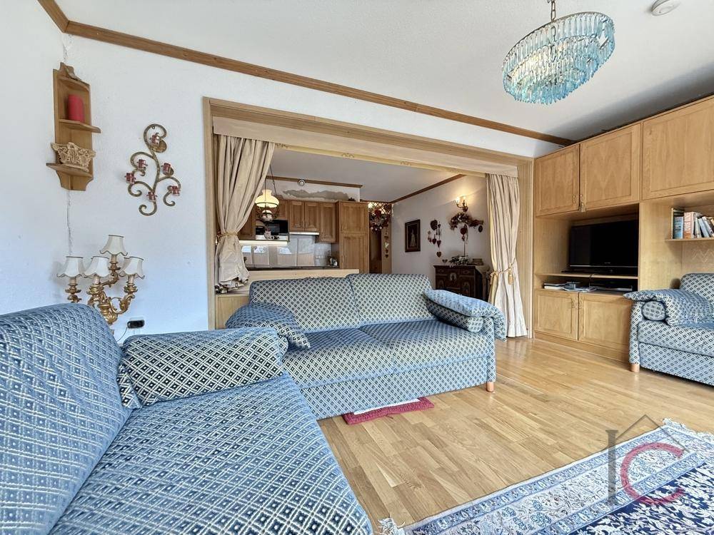 Wohnzimmer mit gemütlichen Sofas und einem praktischen Einbauschrank mit integriertem Fernseher.