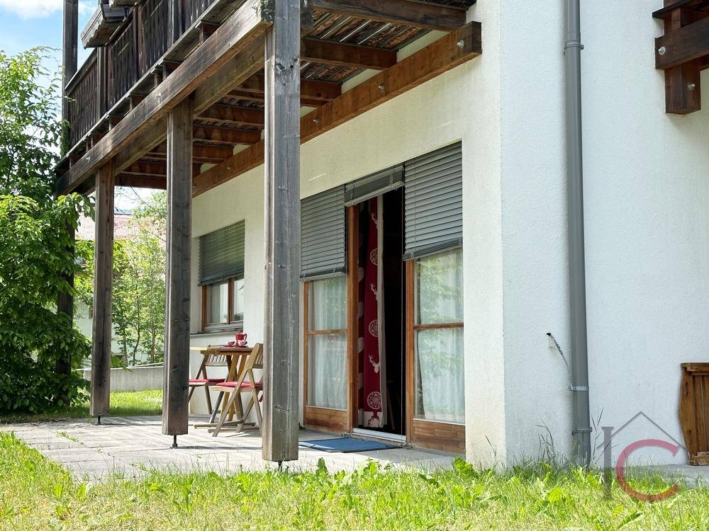 Kleiner, gepflasterter Terrassenbereich im Erdgeschoss mit Sitzgelegenheiten und Zugang zum Innenbereich.