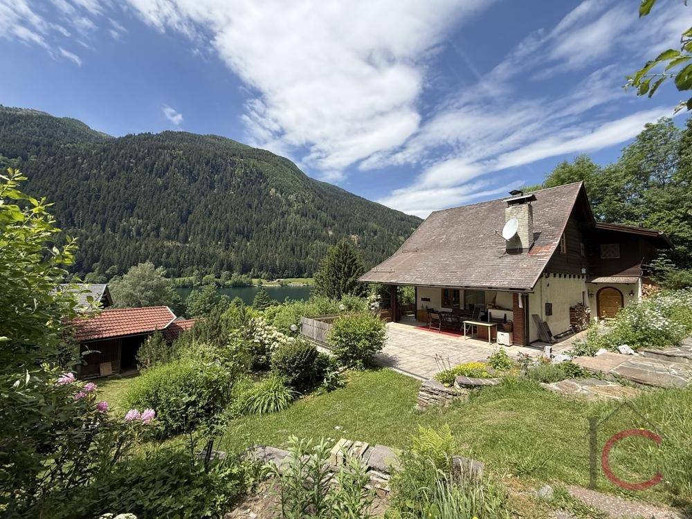 Charmantes Haus mit Terrasse und weitem Blick auf den See und die umliegenden Berge.