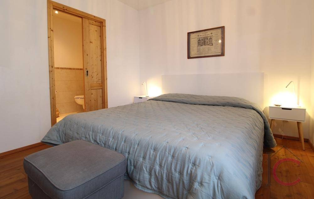 Gemütliches Schlafzimmer mit Doppelbett und direktem Zugang zu einem angrenzenden Badezimmer.