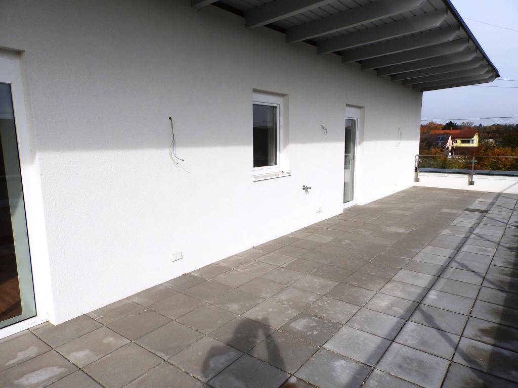 Geräumige Außenterrasse mit Fliesenboden und Blick auf die Umgebung, in gutem Zustand.