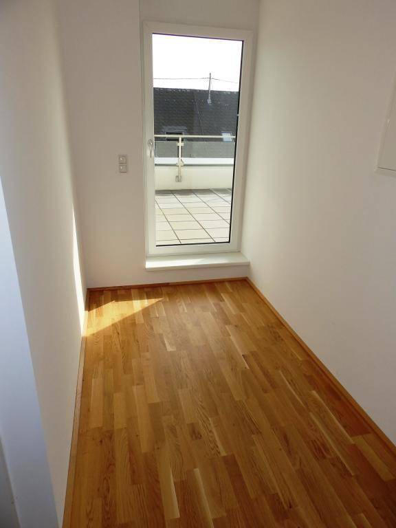 Heller Raum mit direktem Zugang zur Terrasse und schönem Parkettboden.