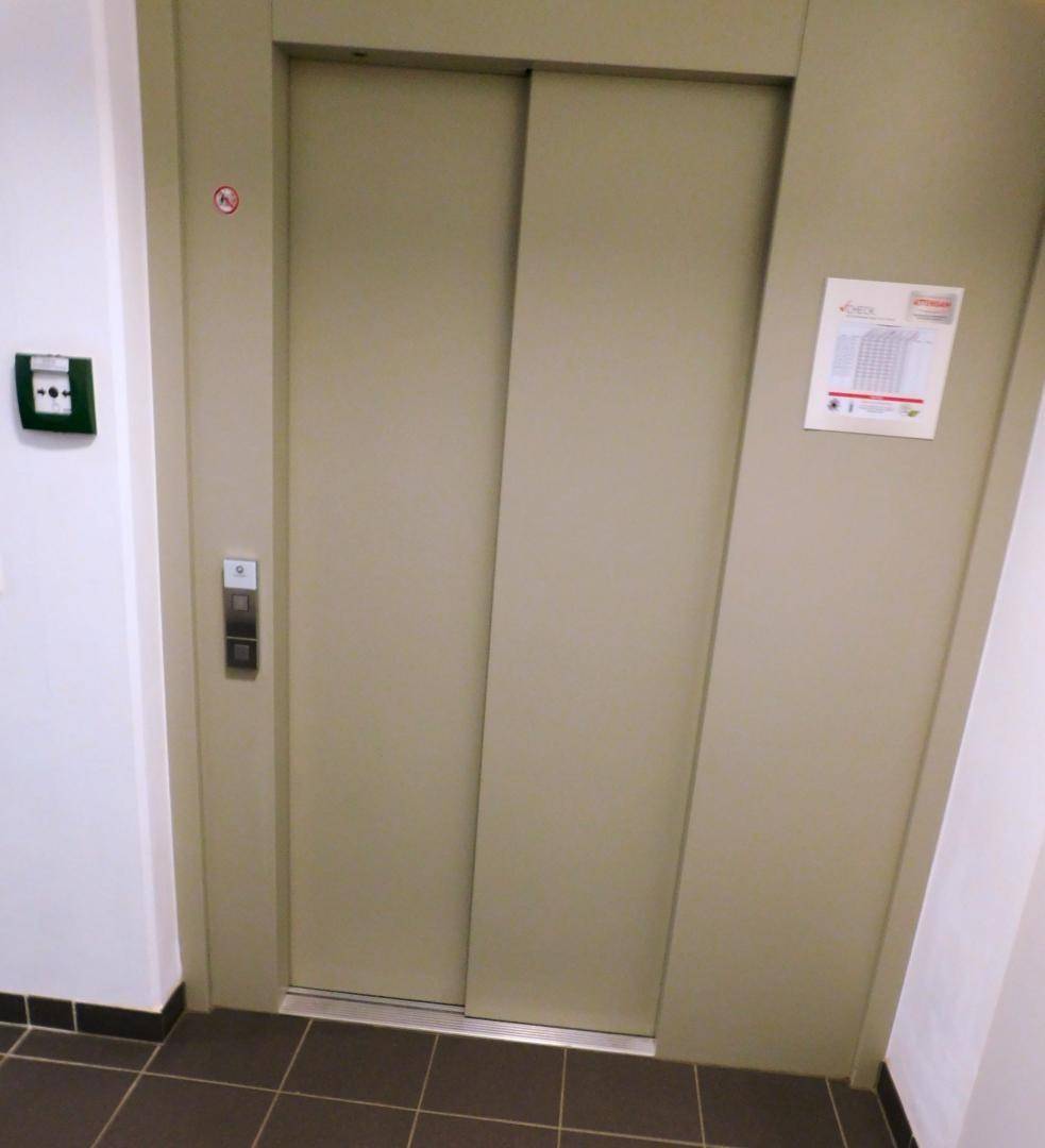 Aufzugstüren in einem Flur, bereit für den Zugang zu den verschiedenen Etagen des Gebäudes.