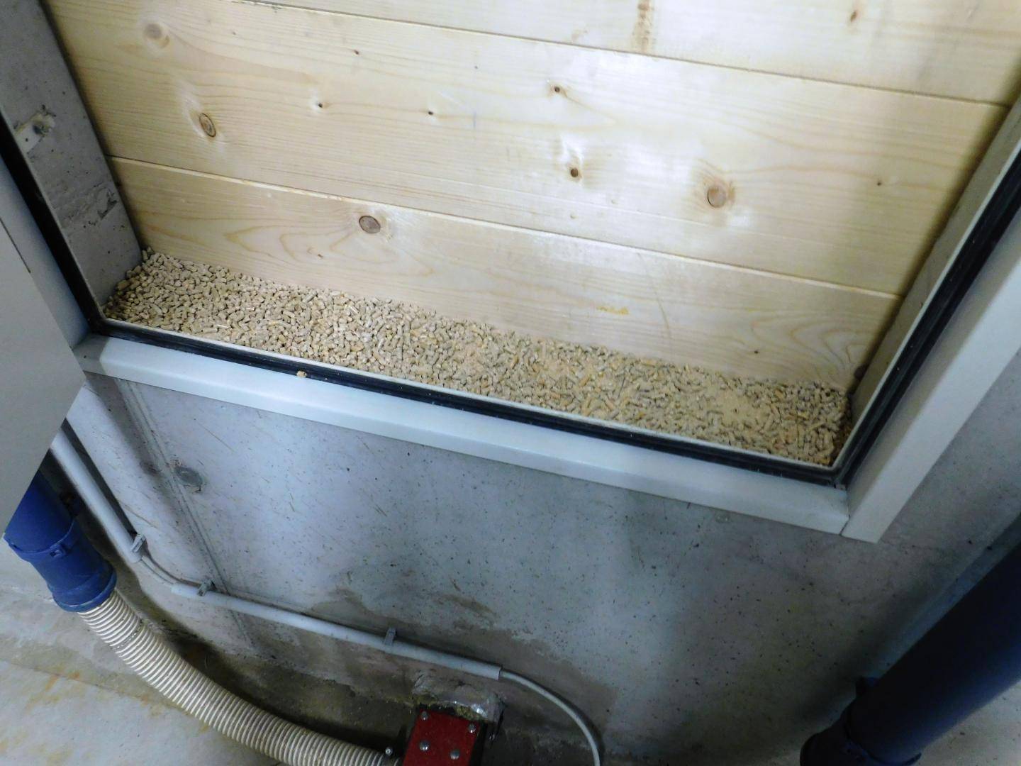 Holzpellets als Brennstoff für die Heizungsanlage, gelagert in einem speziellen Bereich.