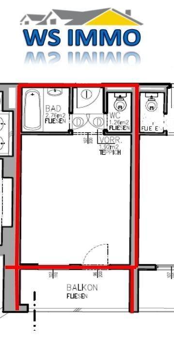 Grundriss mit Bad, WC, Vorraum und Balkon, markiert mit roter Umrandung.