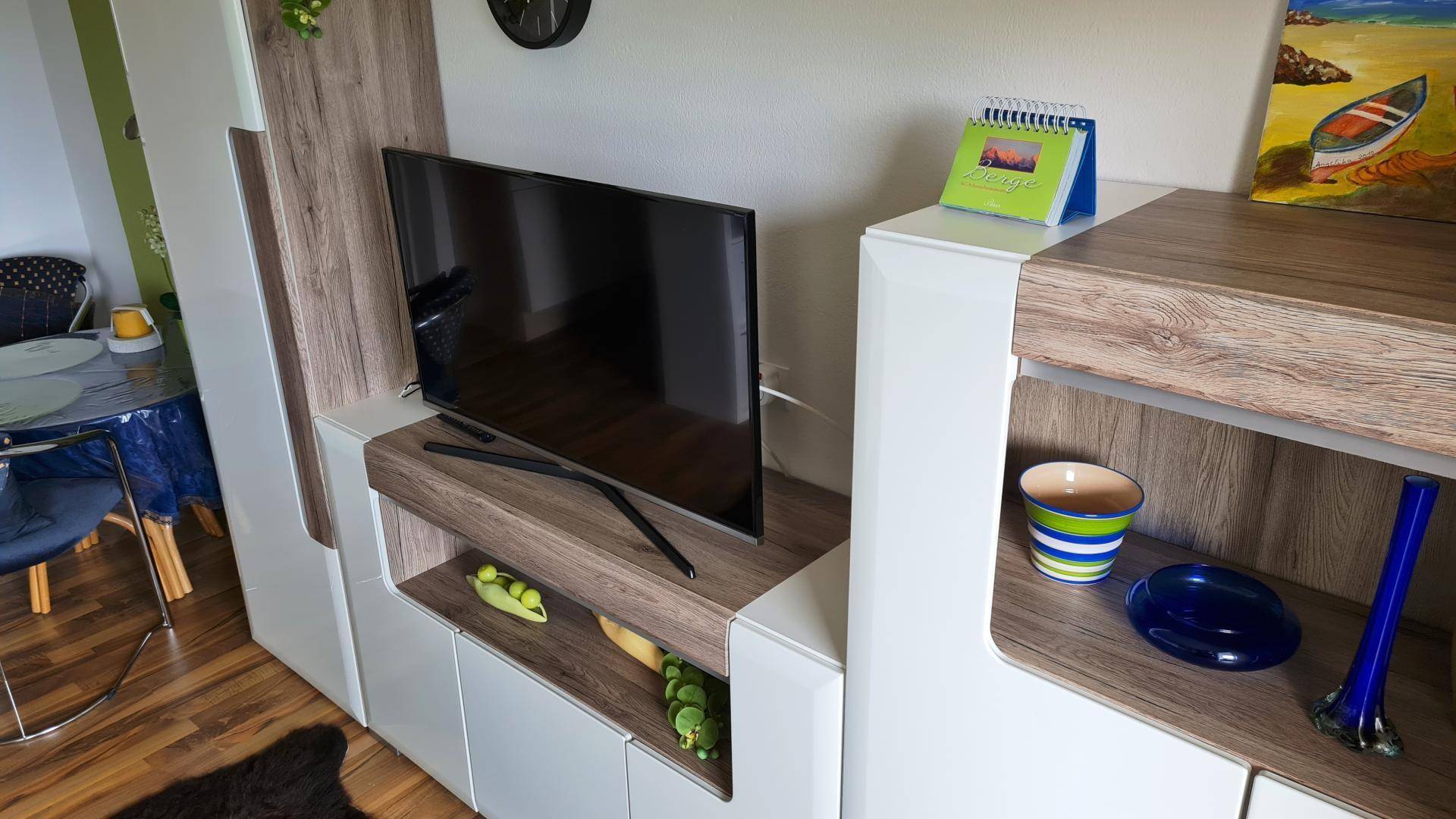 Wohnbereich mit modernem TV-Möbel und Dekoration.