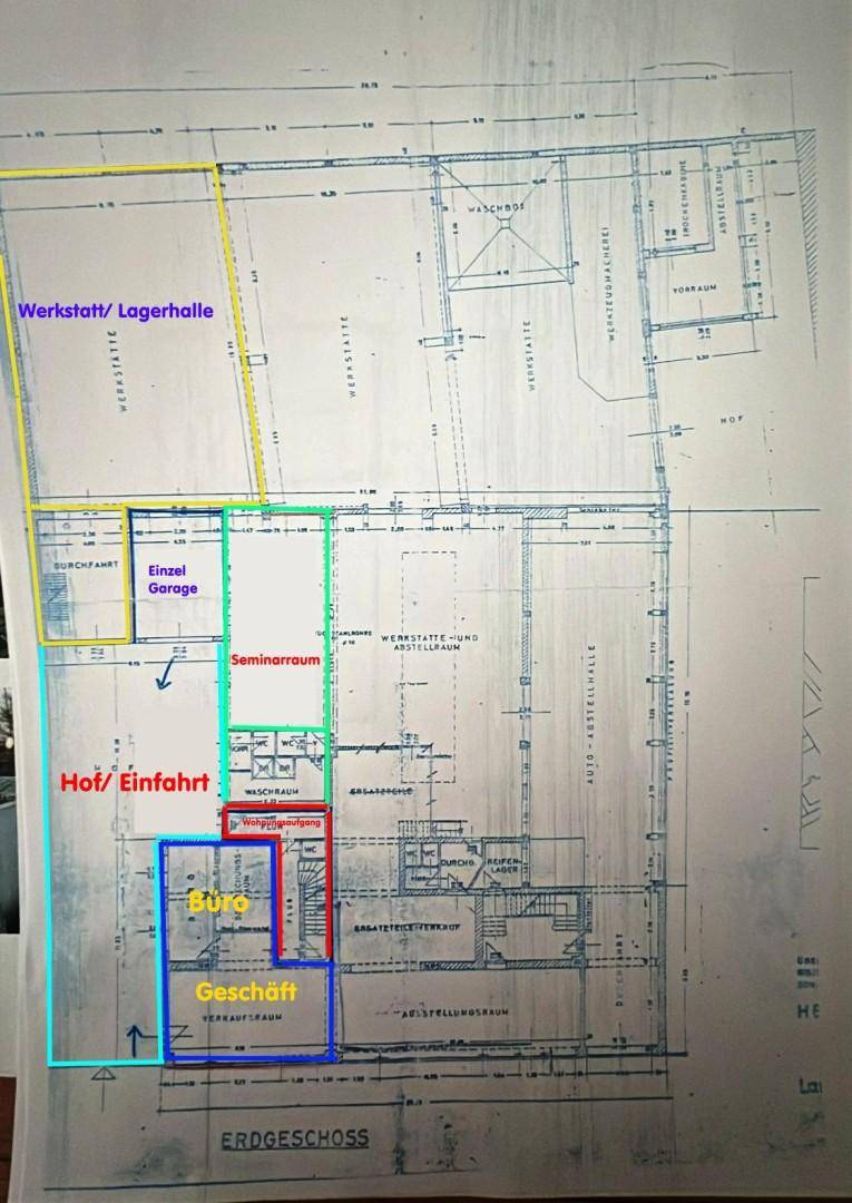 Erdgeschoss-Grundriss mit farbigen Markierungen für Werkstatt, Büro und Geschäftsräume.