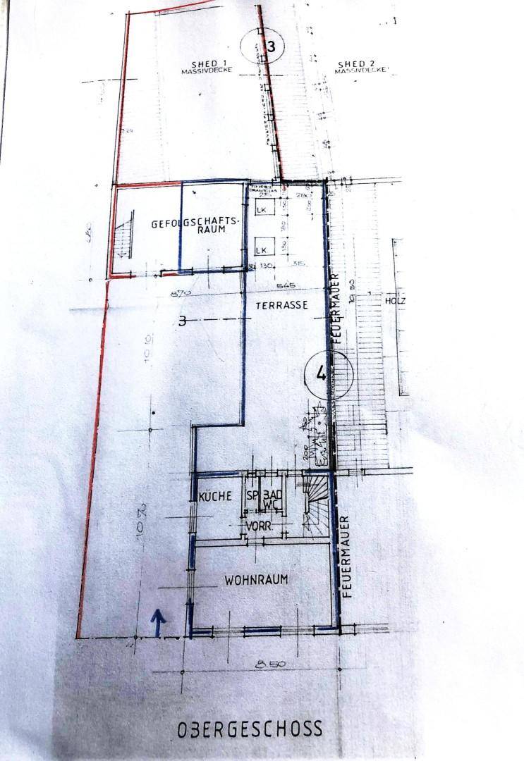 Obergeschoss-Grundriss mit Wohnraum, Küche, Bad und Terrasse.