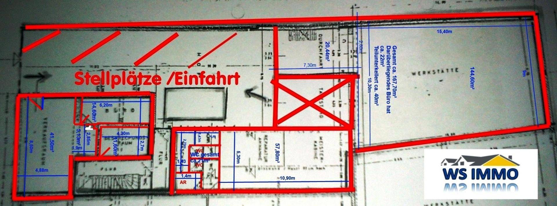 Grundriss mit roten Markierungen zeigt Stellplätze und Einfahrt sowie verschiedene Bereiche.