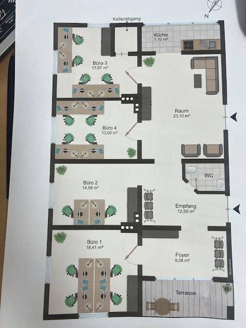 Detaillierter Grundriss einer Büroetage mit mehreren Büros, Empfang, Küche und Terrasse.