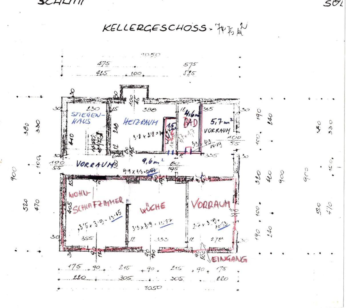 Handgezeichneter Grundriss des Kellergeschosses mit Vorräumen, Heizraum und Bad.