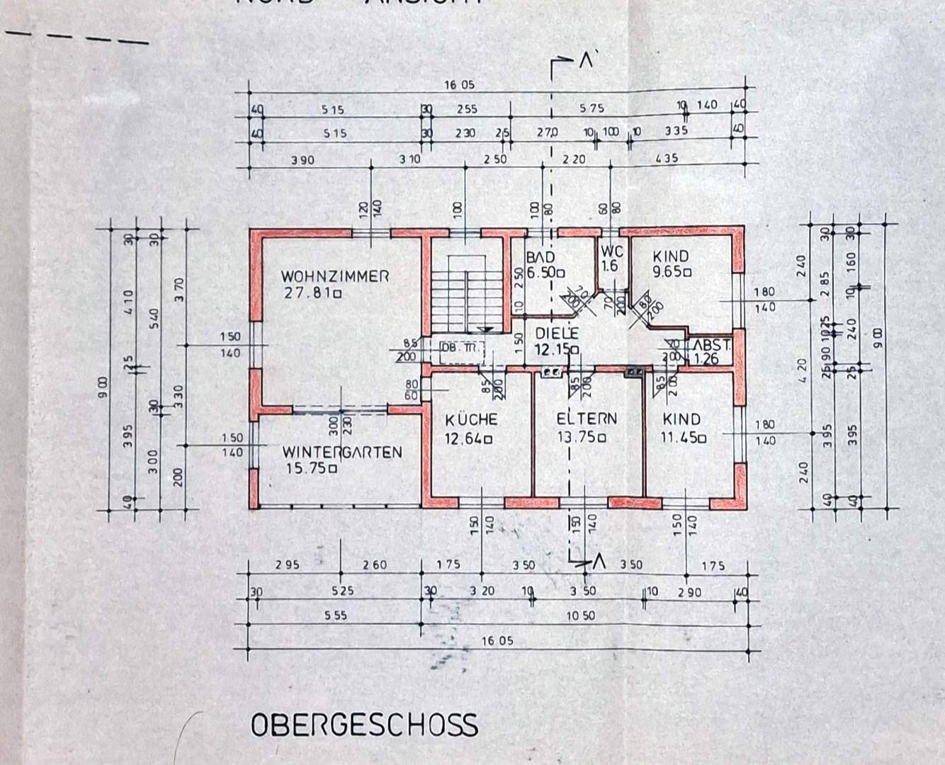 Grundriss des Obergeschosses mit Wohnzimmer, Küche, Schlafzimmern und Wintergarten.