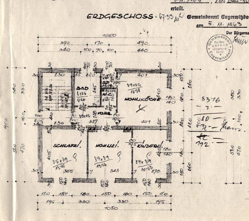 Handgezeichneter Grundriss des Erdgeschosses mit Wohnküche, Schlafzimmer und Kinderzimmer.