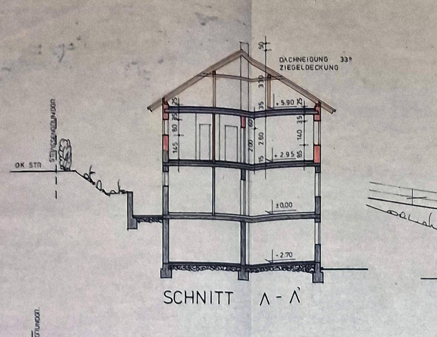 Schnittzeichnung des Gebäudes zeigt die Geschosse und Dachneigung.