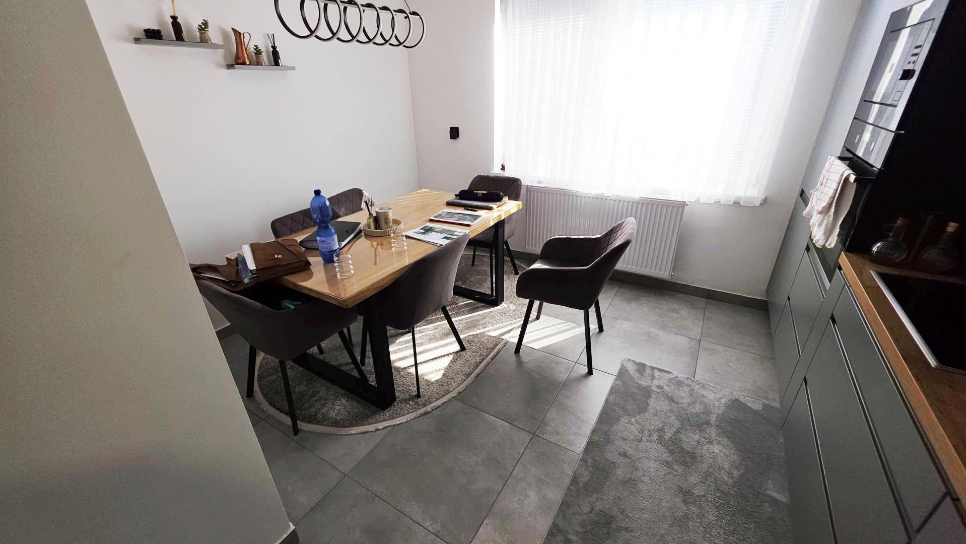 Essbereich mit modernem Holztisch und Stühlen, direkt neben der Küche gelegen.