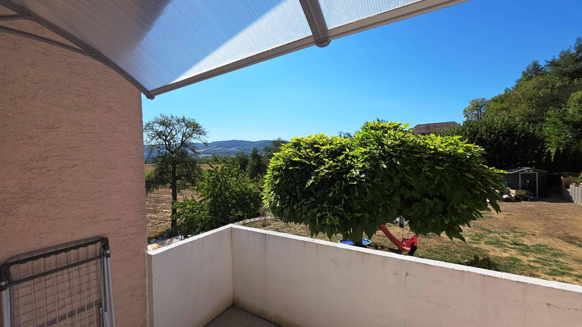 Balkon mit weitem Blick über die Landschaft und grüne Umgebung.