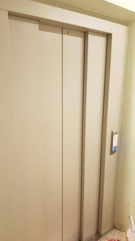 Moderne Aufzugstüren in hellem Beige, bereit für die Nutzung im Gebäude.