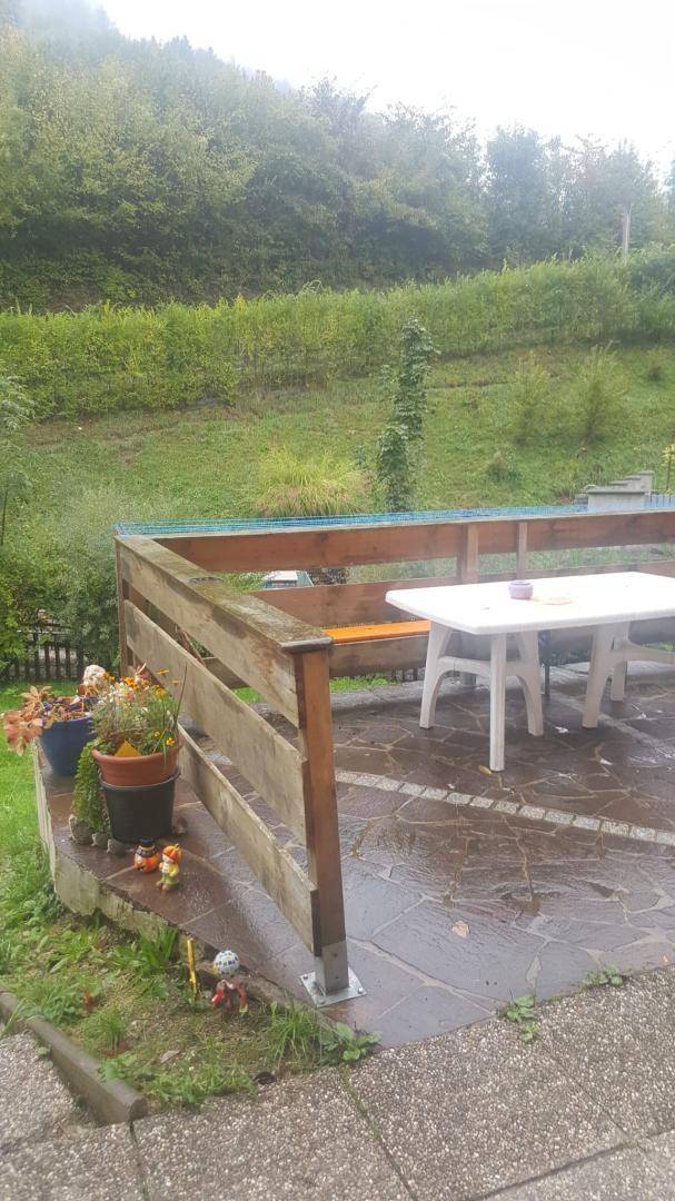 Gepflasterte Terrasse mit Gartenmöbeln und Blick auf die grüne Umgebung, ideal zum Entspannen.