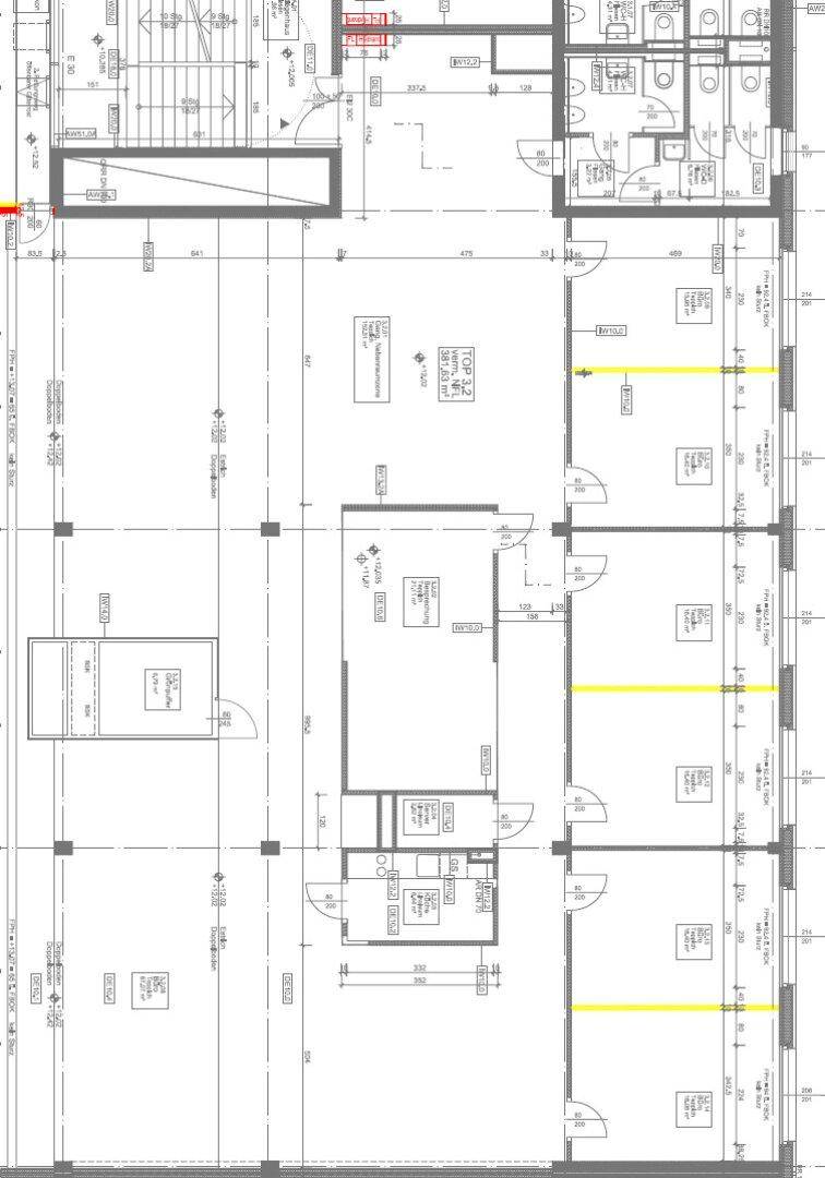 Detaillierter Grundriss eines Bürogebäudes mit mehreren Räumen und Sanitäranlagen.