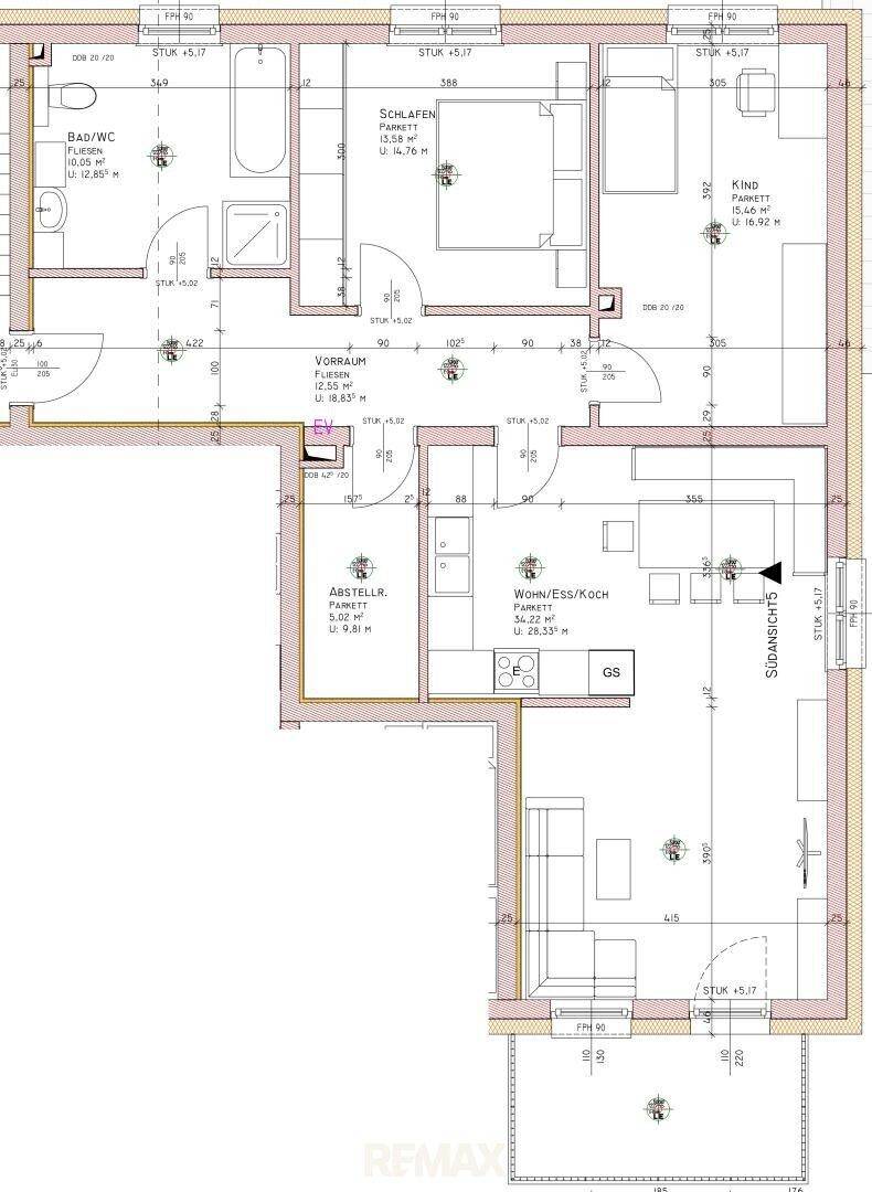 Detaillierter Grundriss einer Wohnung mit offenem Wohn-/Essbereich, Schlafzimmern und Balkonzugang.