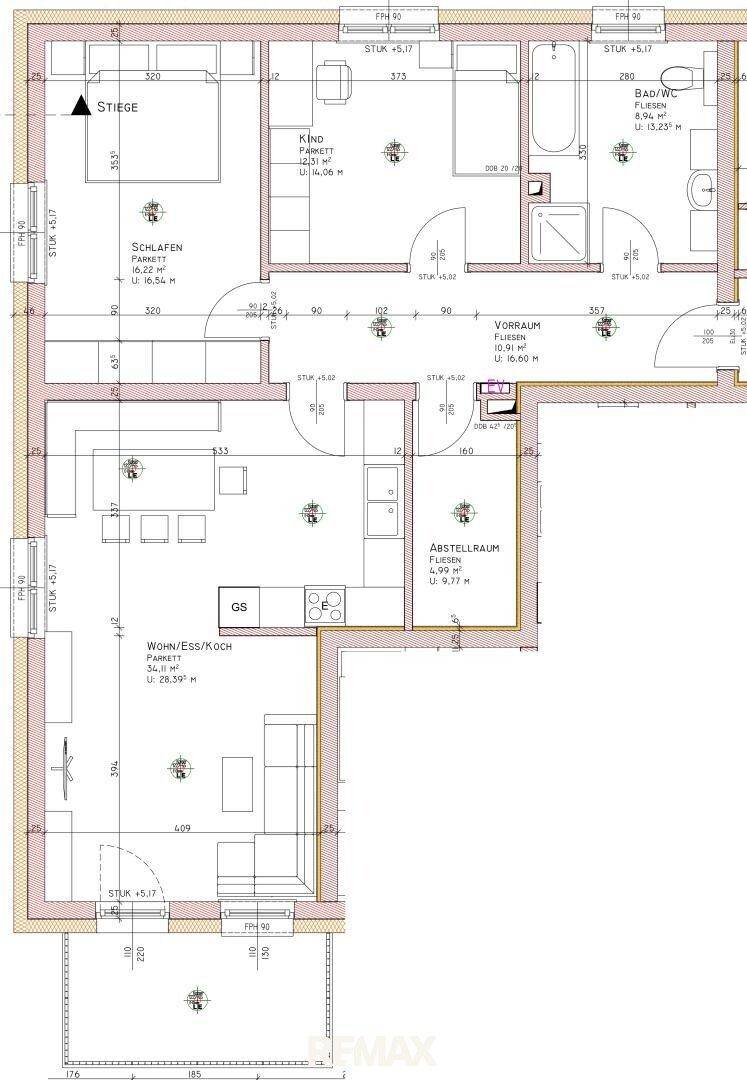 Detaillierter Grundriss mit offenem Wohn-/Essbereich, Schlafzimmern, Bad und Balkon.
