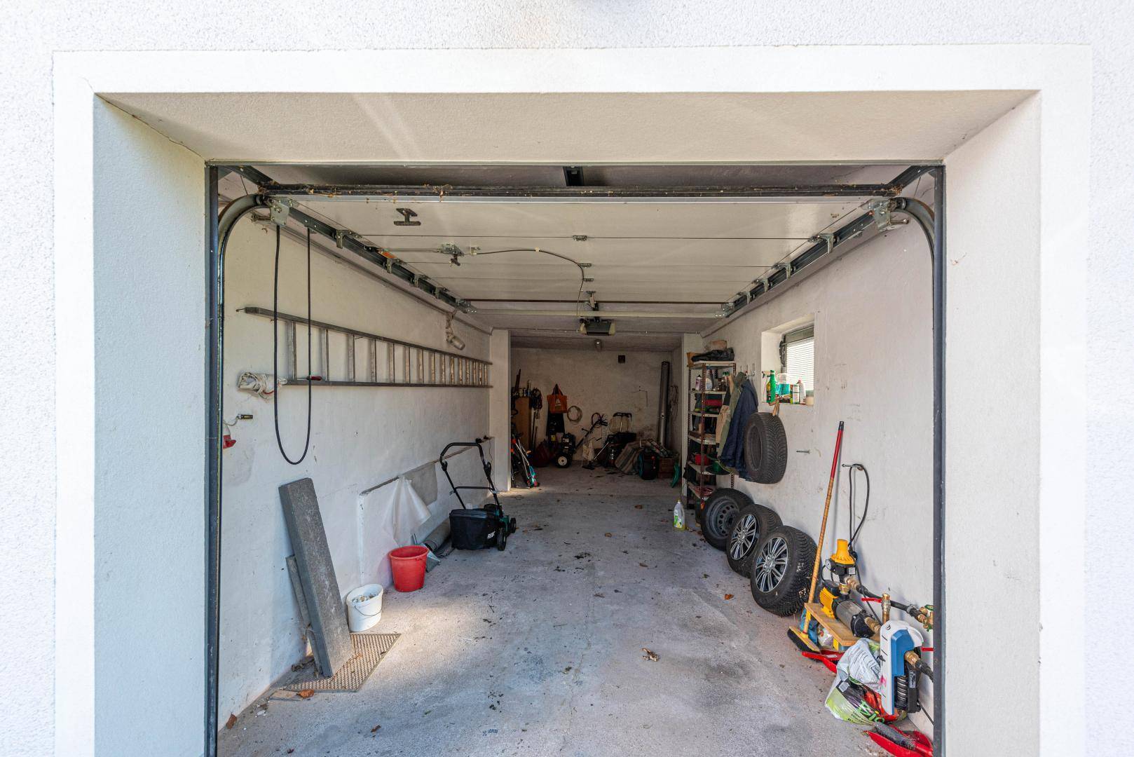 Garage mit anschließendem Geräteraum