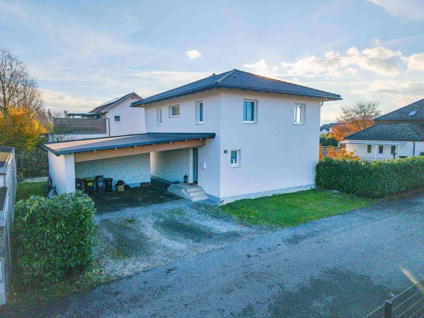 Hausansicht mit Carport