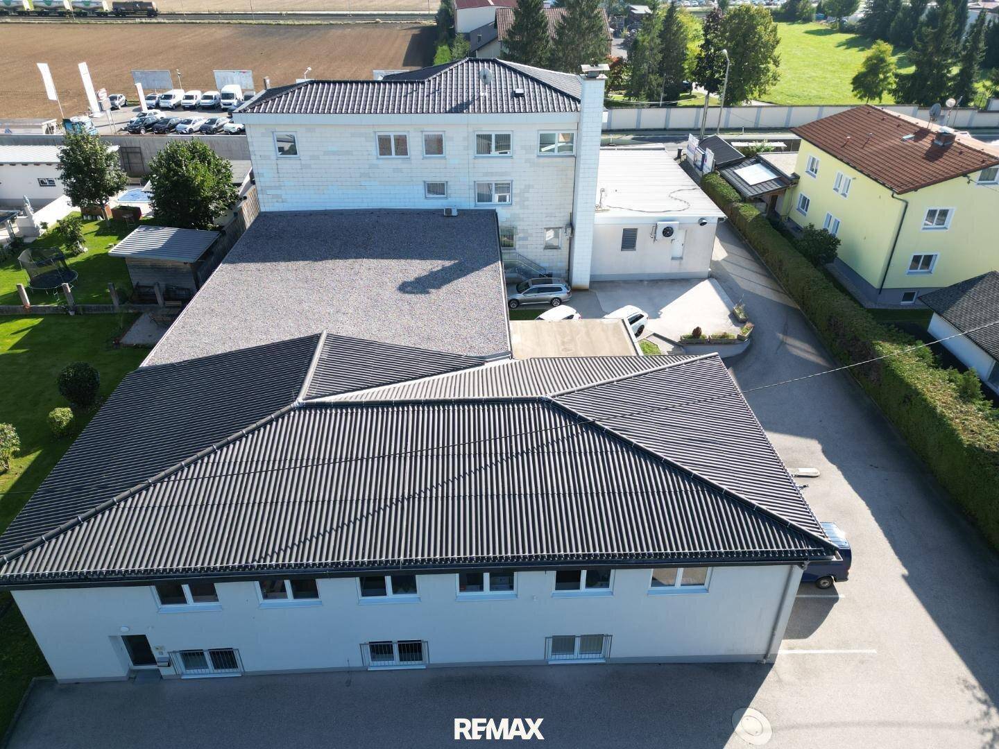 Weitläufige Luftansicht des Gewerbekomplexes mit Parkflächen und ländlicher Umgebung.