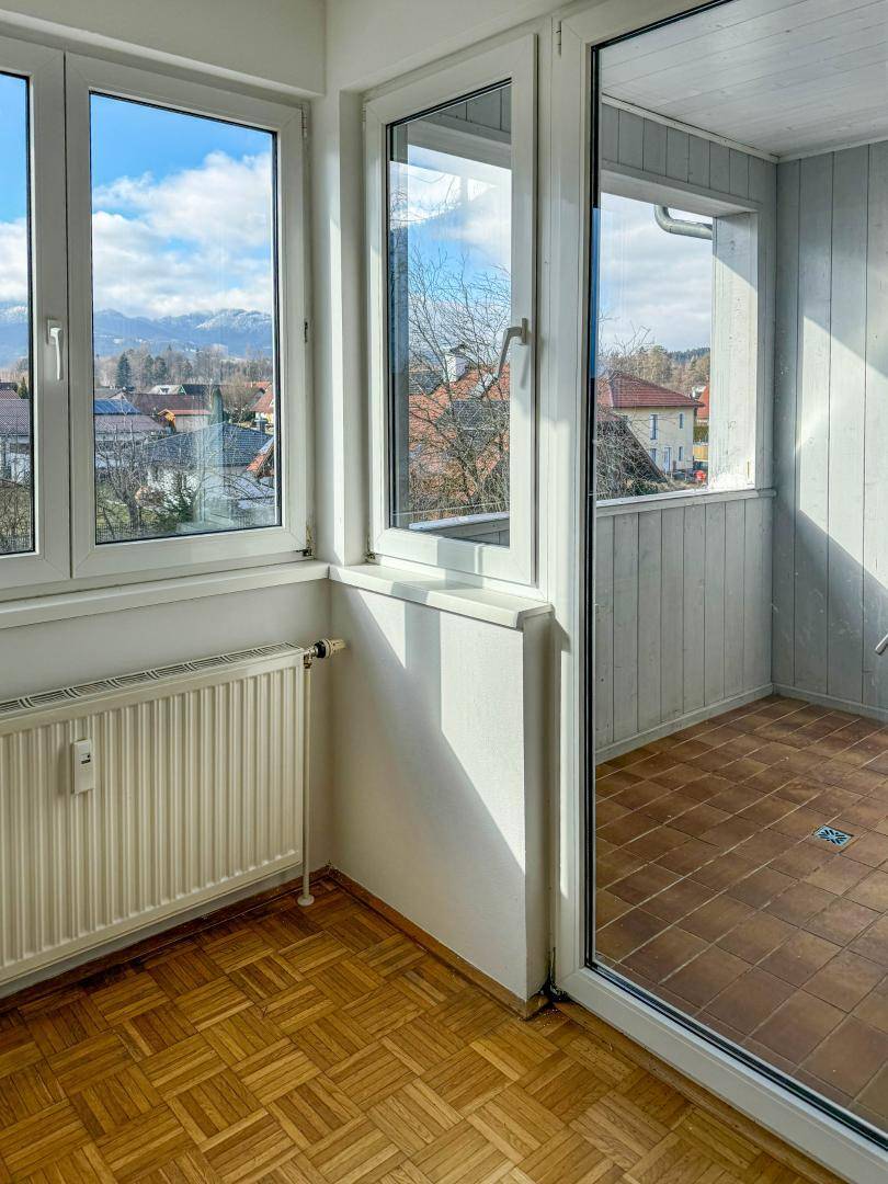 Wohnraum mit Ausgang Loggia