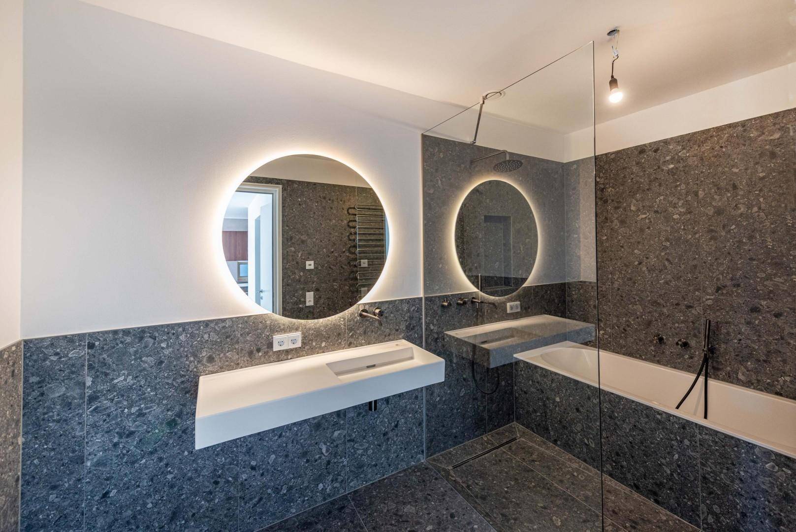 stylisches Bad mit Dusche und Badewanne