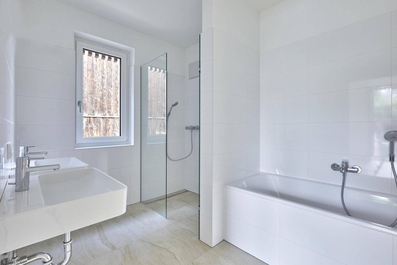 schönes Badezimmer mit Wanne + Dusche