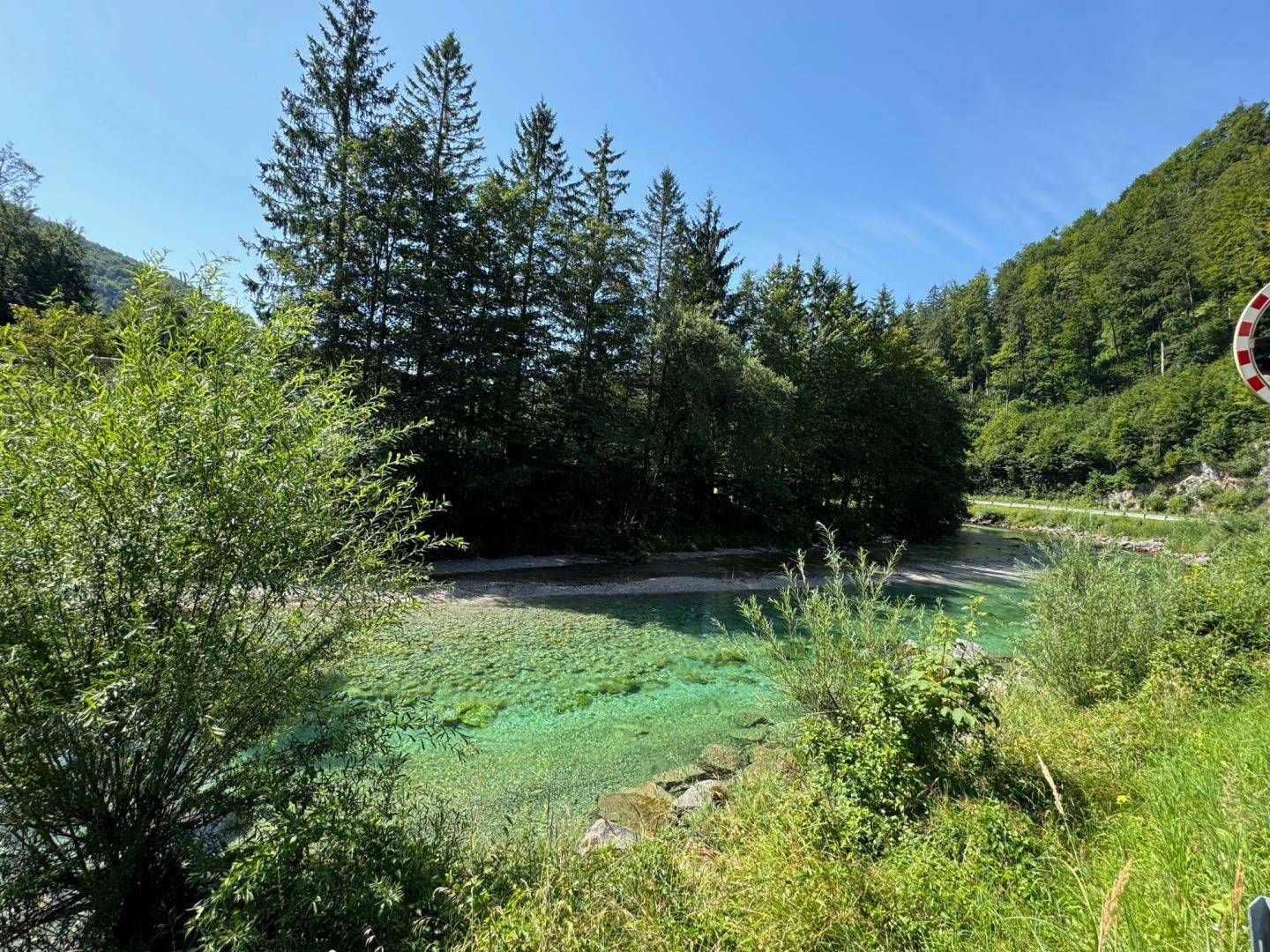 dieser HERRLICH KLARE Almfluss ist vor dem Haus