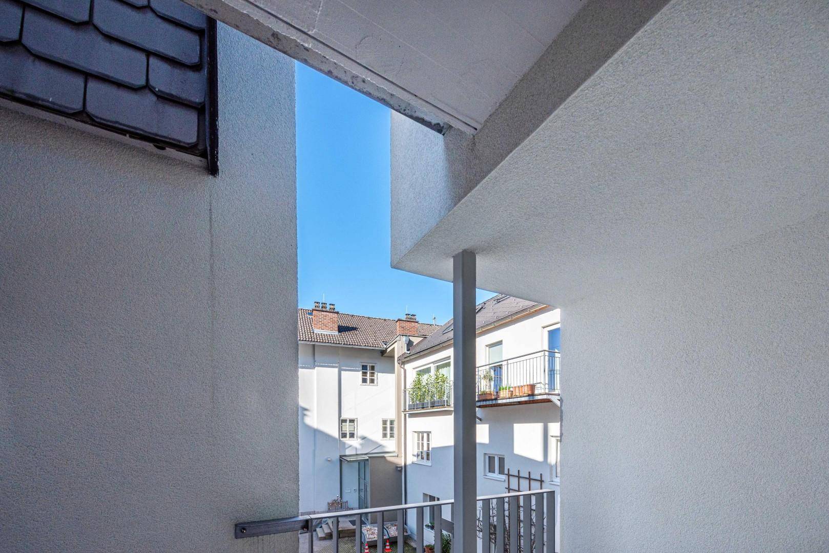 hofseitige Terrasse
