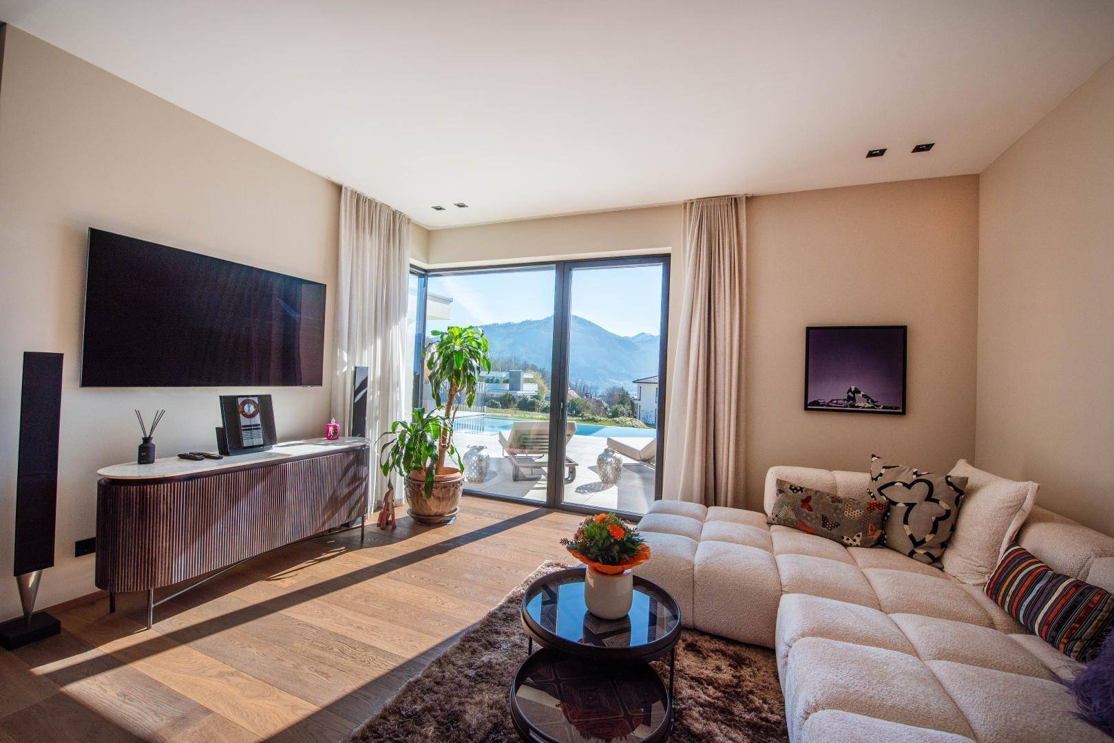 Wohnzimmer mit Ausgang auf die Terrasse