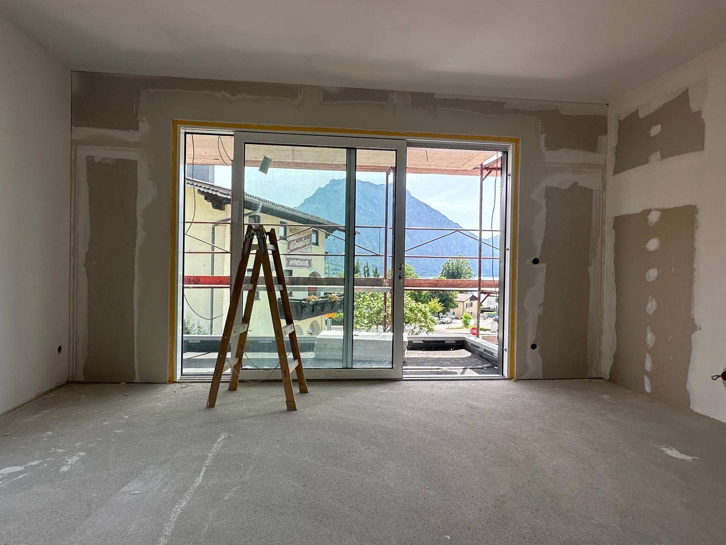 Wohnzimmer mit Ausgang auf den Balkon