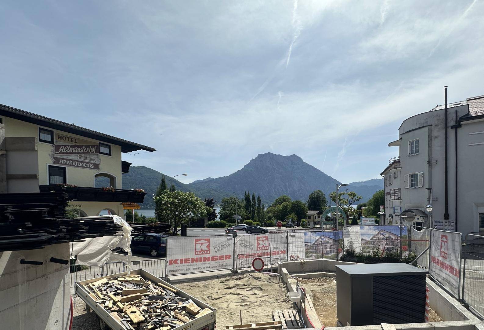 Blick vom Wohnzimmer und der Terrasse
