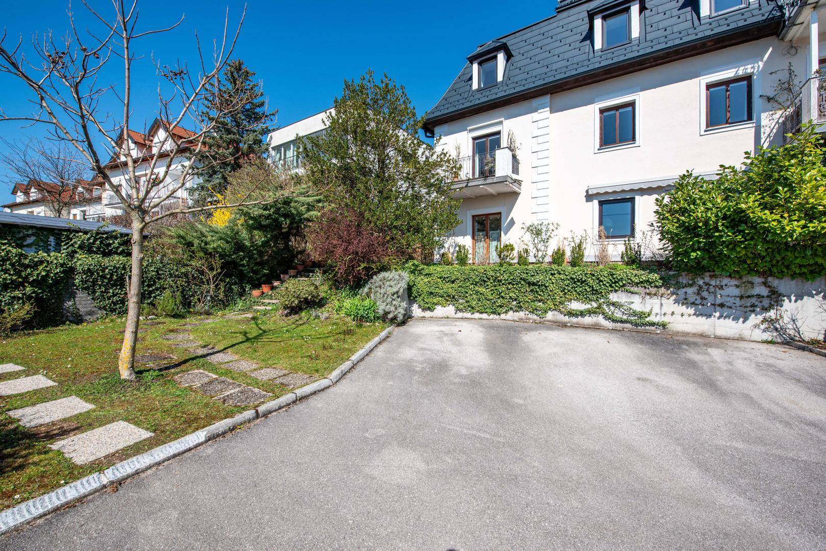Wohnungszugang und Autoabstellplatz