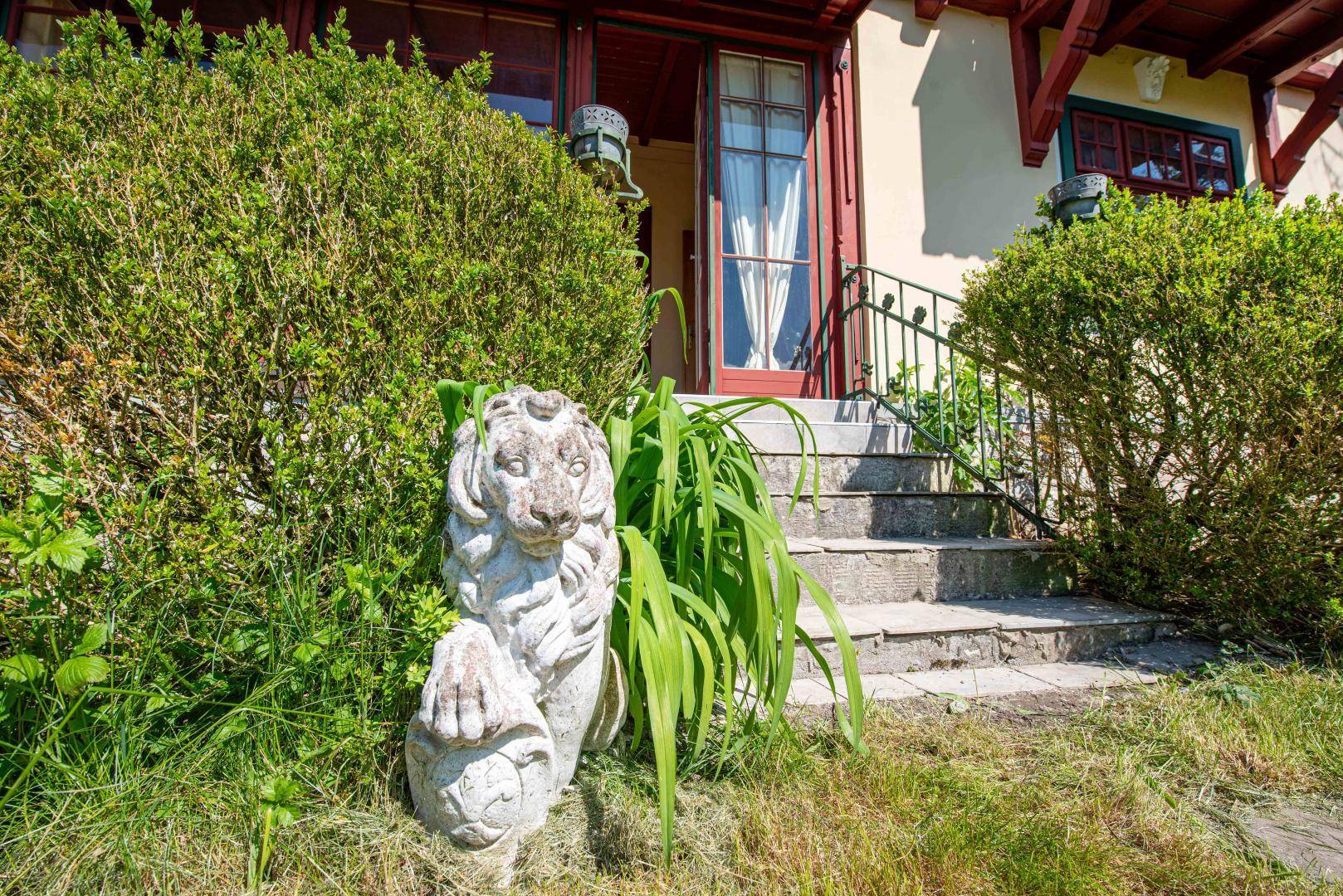 romantischer Abgang vom Sommerzimmer in den Garten