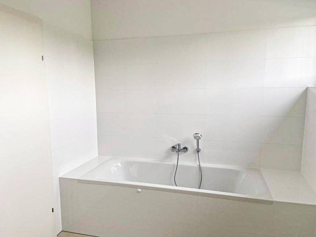 Bad mit Badewanne und Dusche